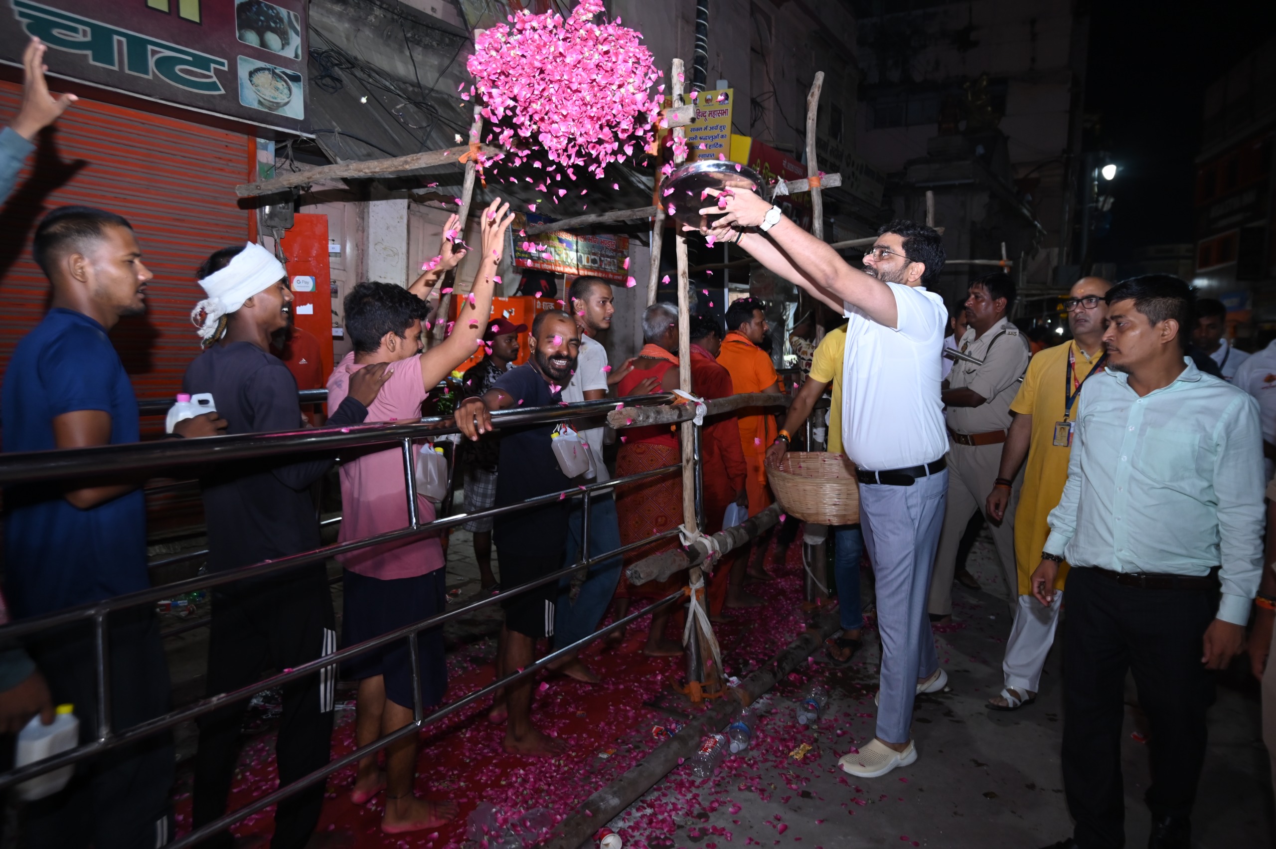 बाबा विश्वनाथ के दरबार में श्रद्धालुओं पर पुष्पवर्षा करते अफसर बाबा विश्वनाथ के दरबार में श्रद्धालुओं पर पुष्पवर्षा करते अफसर