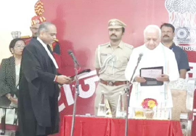 चीफ जसटिस पंचाेली काे शपथ गहण कराते राजयपाल आरिफ चीफ जसटिस पंचाेली काे शपथ गहण कराते राजयपाल आरिफ
