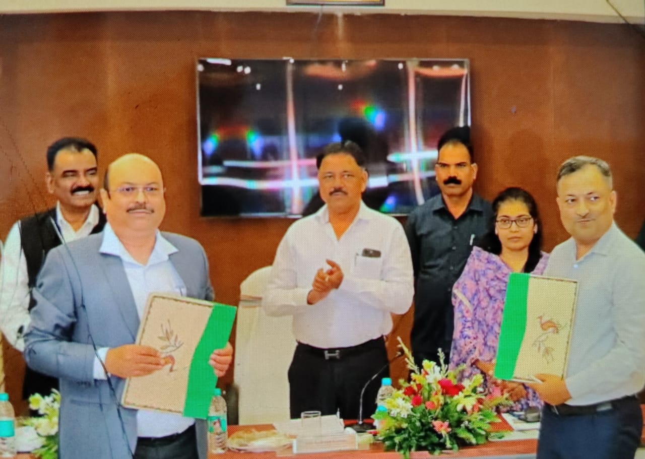 एमओयू में मंत्री और सीसीएल के पदाधिकारीगण एमओयू में मंत्री और सीसीएल के पदाधिकारीगण