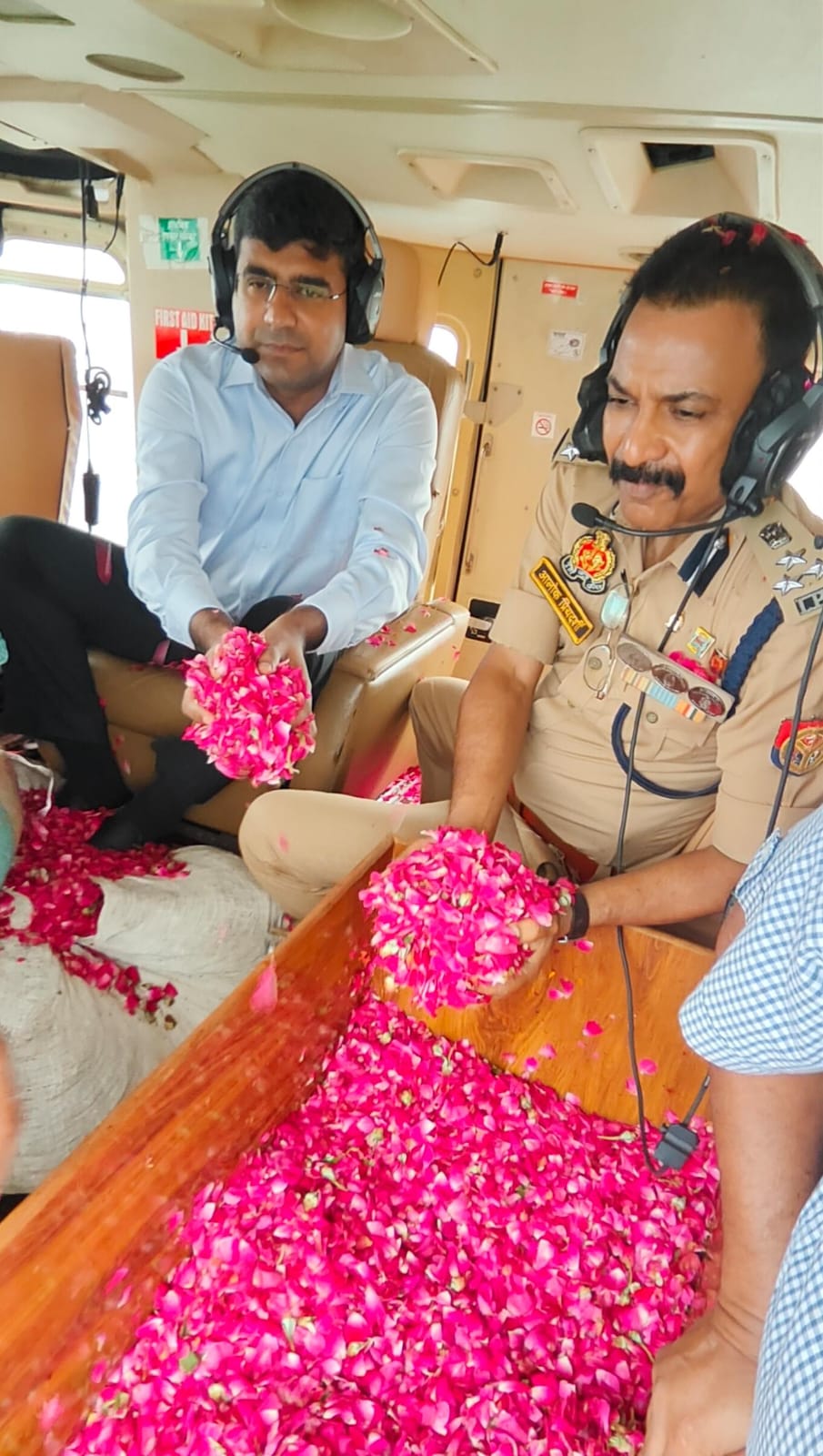 हेलीकाप्टर से कावड़ियों पर पुष्पवर्षा करते जिलाधिकारी व एडीसीपी हेलीकाप्टर से कावड़ियों पर पुष्पवर्षा करते जिलाधिकारी व एडीसीपी
