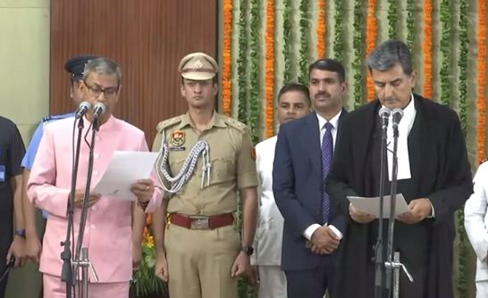 प्रो. अशीम घोष पद व गाेपनीयता की शपथ लेते हुए प्रो. अशीम घोष पद व गाेपनीयता की शपथ लेते हुए