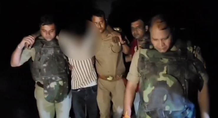 घायल बदमाश को ले जाती पुलिस टीम