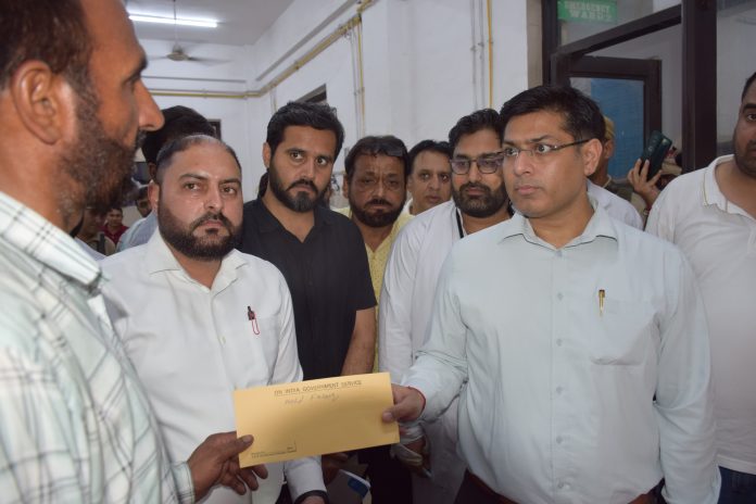 डीसी ने जिला अस्पताल पुंछ में घायल बच्चों से मुलाकात की, अनुग्रह राशि मंजूर की डीसी ने जिला अस्पताल पुंछ में घायल बच्चों से मुलाकात की, अनुग्रह राशि मंजूर की