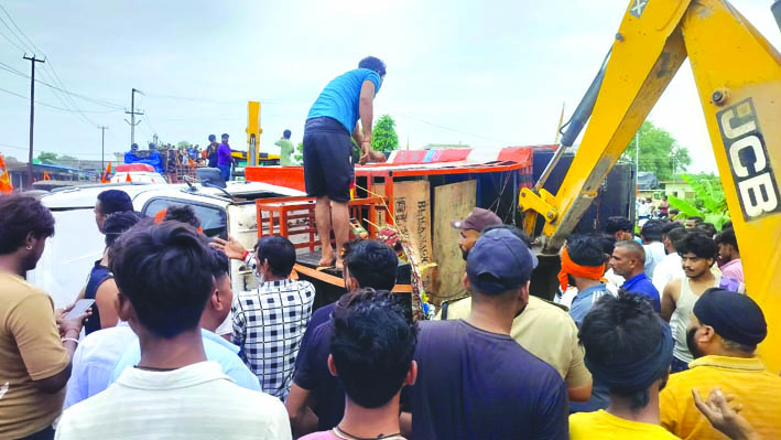 पलटा हुआ ट्रक