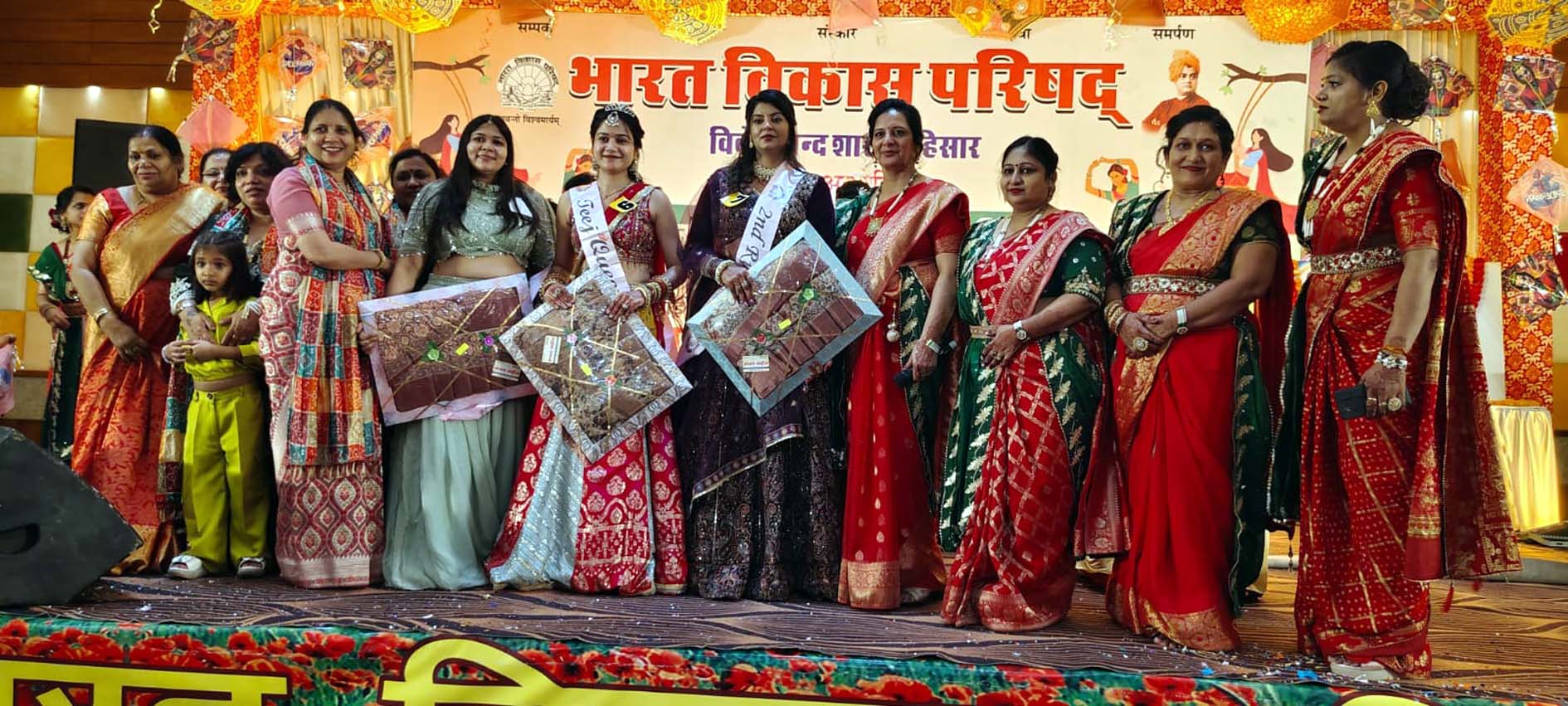 प्रथम रनर अप रुचि मित्तल व द्वितीय रनर अप रेहा सिंह के साथ बीच में तीज क्वीन साची मित्तल।