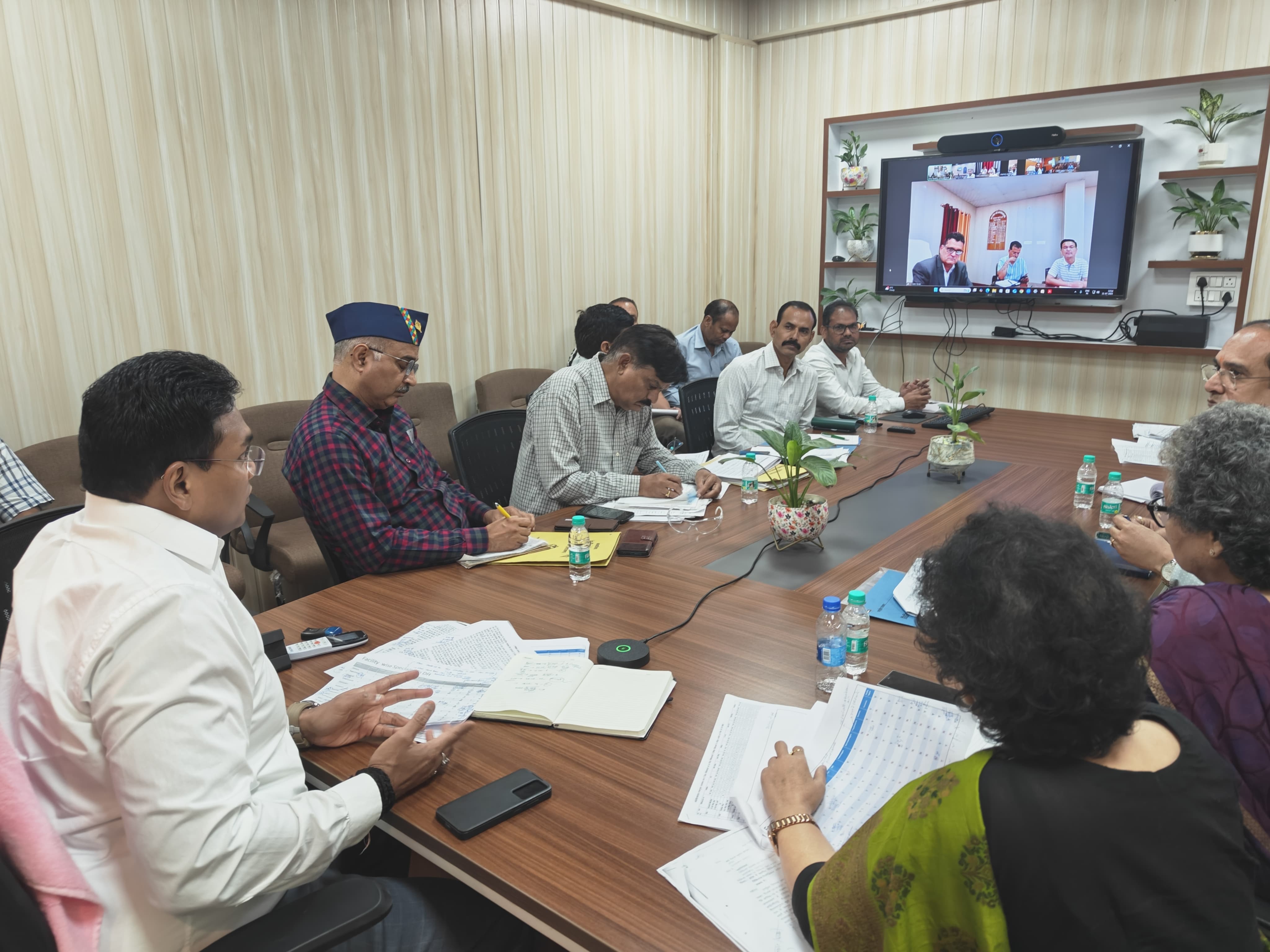 अधिकारियों को निर्देश देते स्वास्थय सचिव। अधिकारियों को निर्देश देते स्वास्थय सचिव।