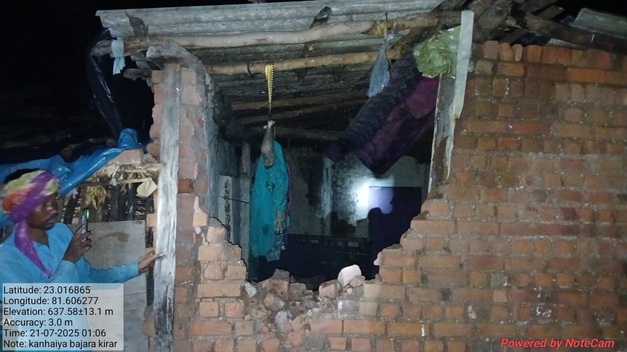 हाथियों द्वारा तोडे गये ग्रमीणों के घर 1