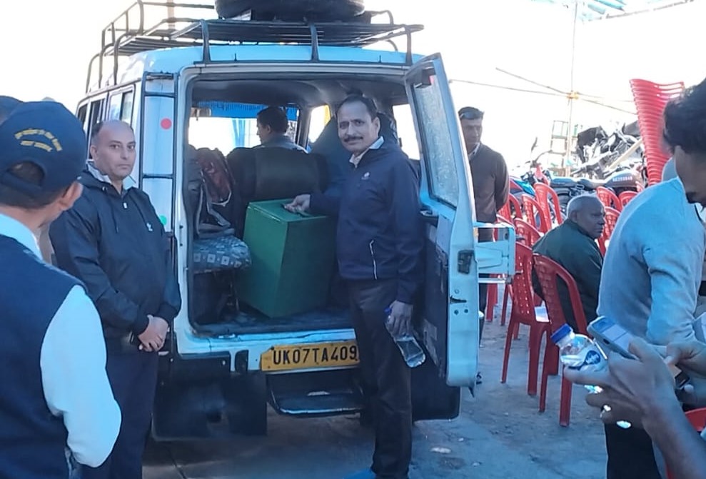दूरस्थ क्षेत्र की पोलिंग पार्टियां रवाना होते हुए। दूरस्थ क्षेत्र की पोलिंग पार्टियां रवाना होते हुए।