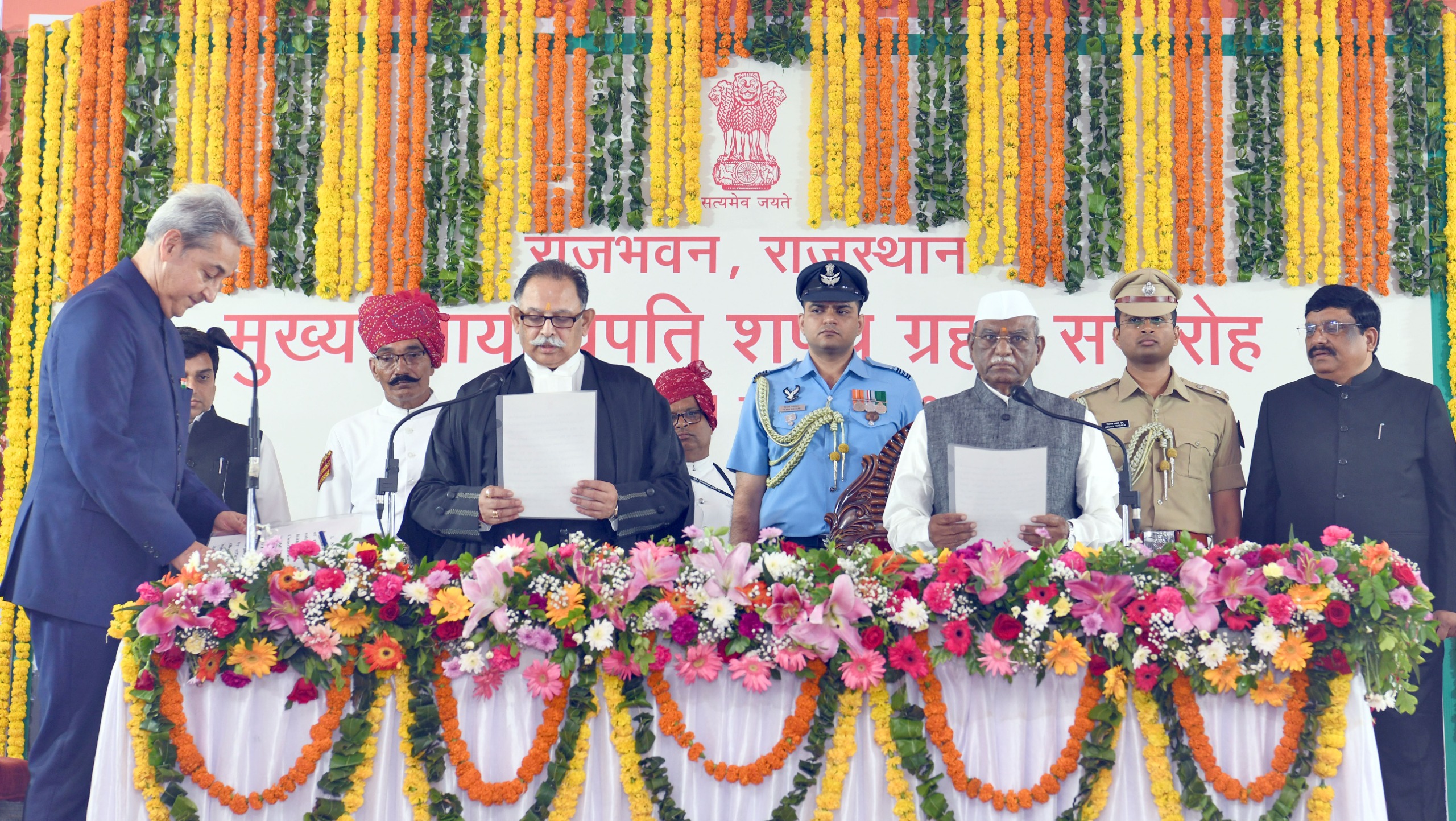 राज्यपाल बागड़े न्यायाधीश श्रीराम को सीजे पद की शपथ दिलाते हुए। राज्यपाल बागड़े न्यायाधीश श्रीराम को सीजे पद की शपथ दिलाते हुए।