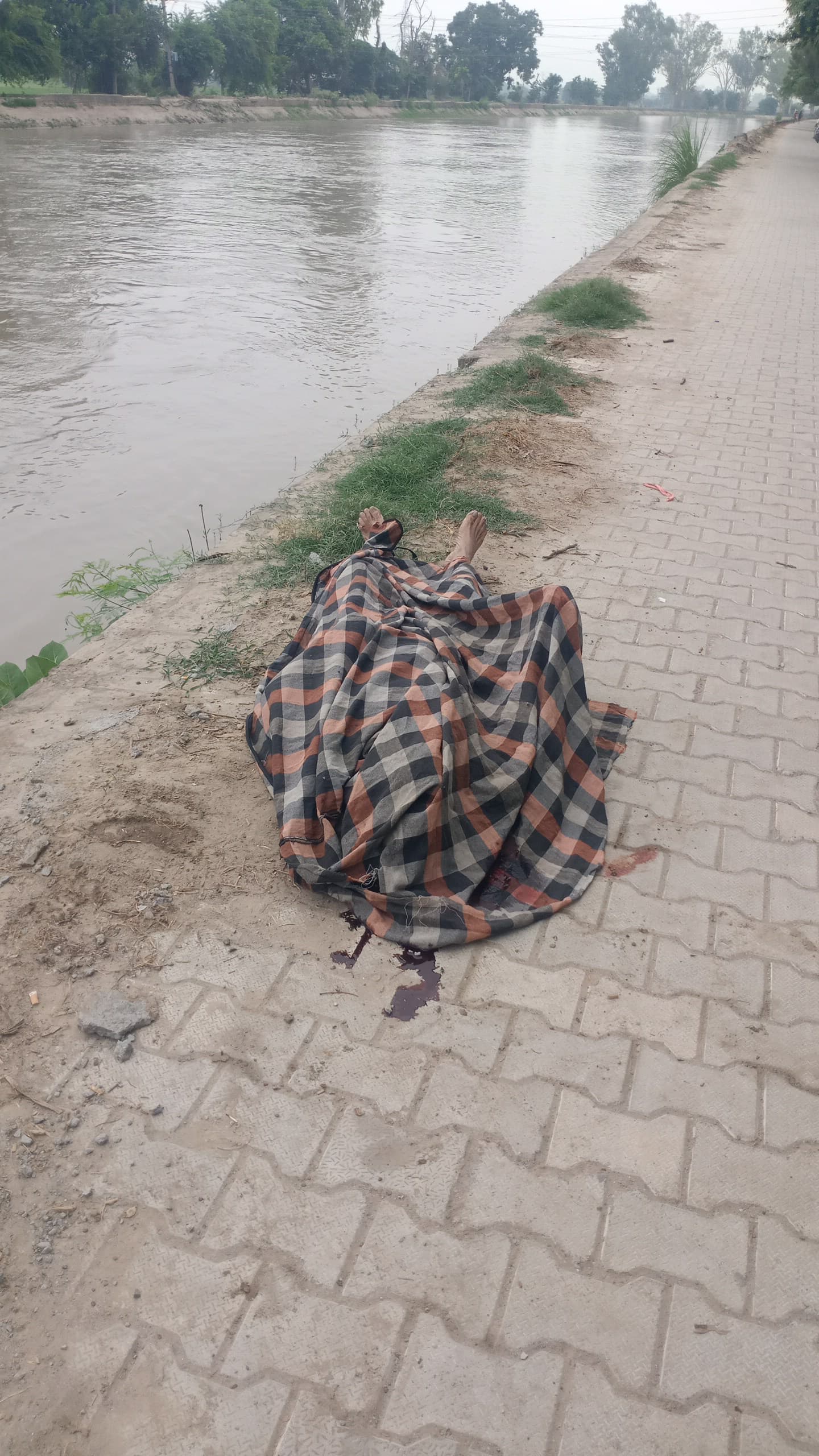 नहर पटरी किनारे मौजूद शव। नहर पटरी किनारे मौजूद शव।