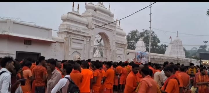 नर्मदा मंदिर के मुख्य द्वार कवाडियें