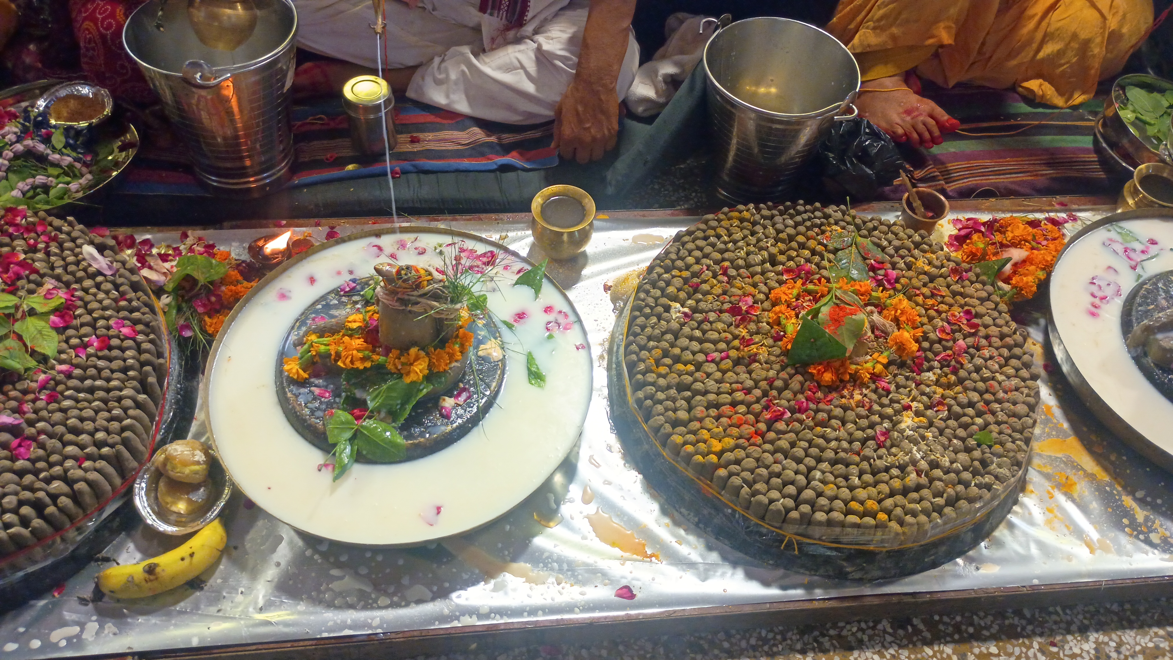 बालू से बने पार्थिव शिव लिंग