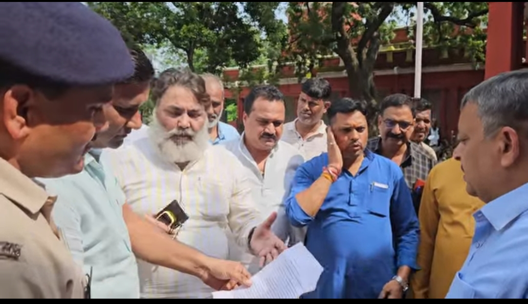 पार्षदों ने कलेक्ट्रेट पहुंचकर कलेक्टर को विस्तृत शिकायत सौंपते हुए उच्च स्तरीय जांच की मांग की है। पार्षदों ने कलेक्ट्रेट पहुंचकर कलेक्टर को विस्तृत शिकायत सौंपते हुए उच्च स्तरीय जांच की मांग की है।