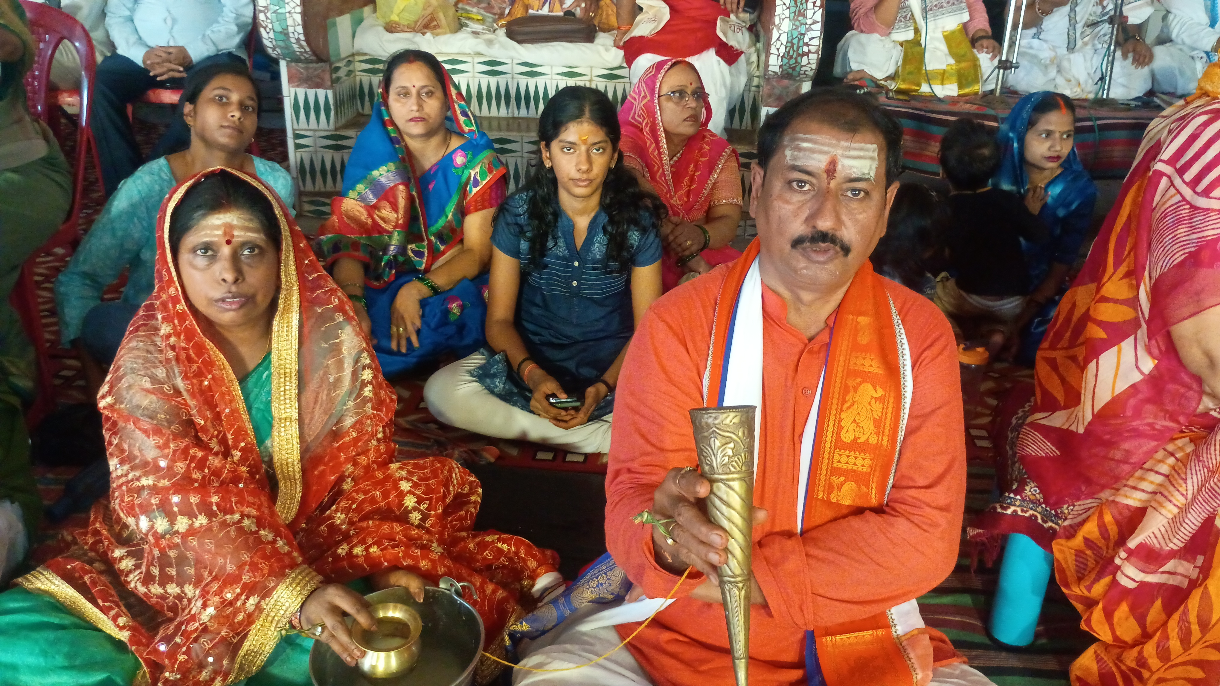रुद्राभिषेक करते यजमान भक्त