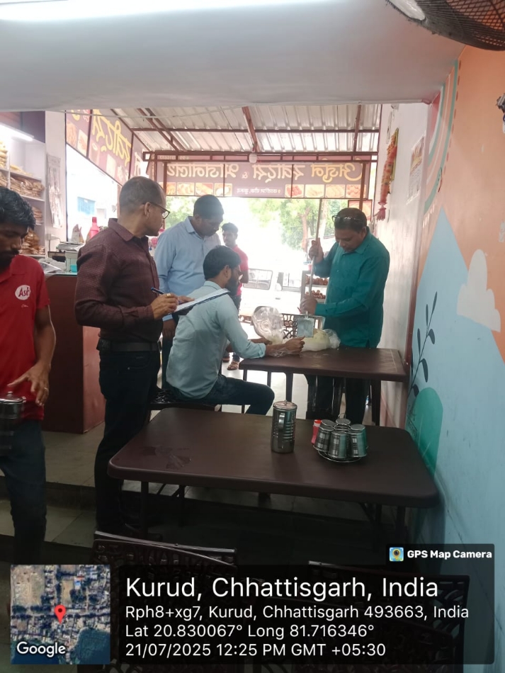 अर्जुन होटल कुरूद से खोवा का नमूना जांच के लिए लेते हुए खाद्य अधिकारी एवं अन्य कर्मचारी। अर्जुन होटल कुरूद से खोवा का नमूना जांच के लिए लेते हुए खाद्य अधिकारी एवं अन्य कर्मचारी।