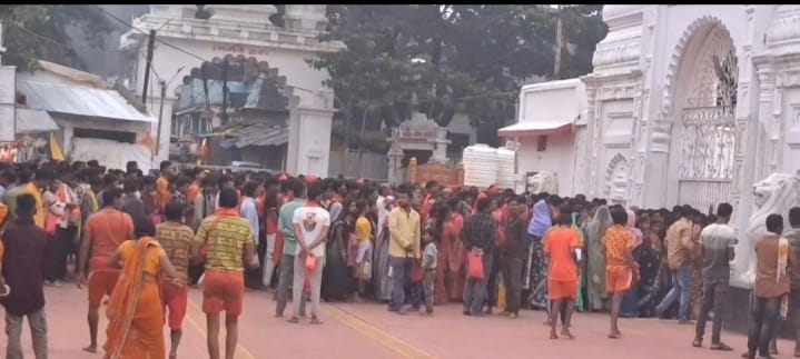 नर्मदा मदिंर के बाहर भक्ताे की भाीड्