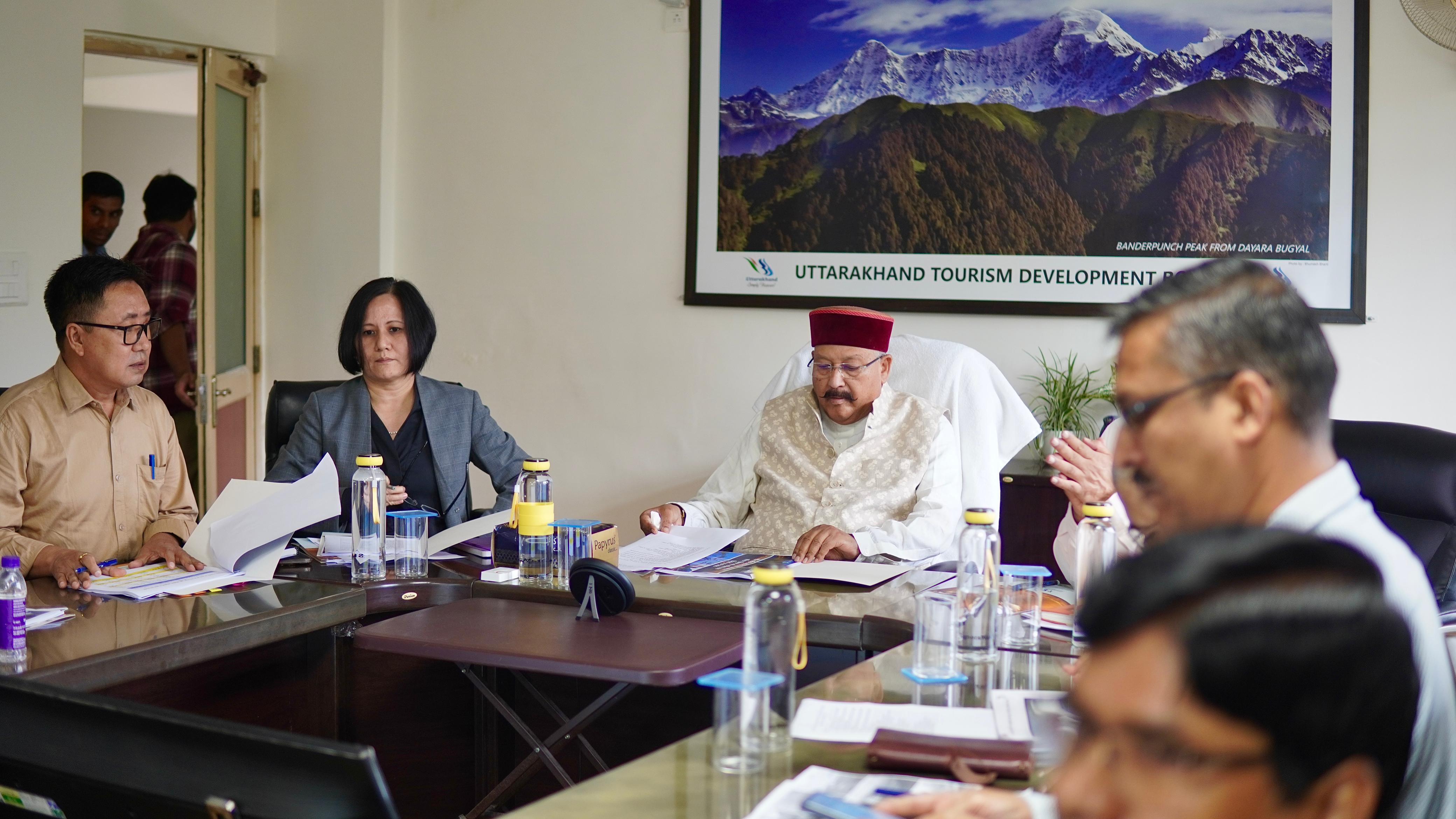 समीक्षा बैठक में अधिकारियों से चर्चा करते महाराज। समीक्षा बैठक में अधिकारियों से चर्चा करते महाराज।
