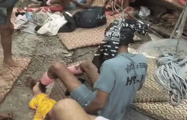 हादसे में घायल कावडिए व बिखरा सामान।