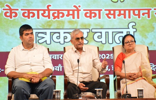 प्रेस कांफेंस को संबोधित करते हुए बीएमएस के अखिल भारतीय अध्यक्ष हिरन्मय पंड्या और अन्य प्रेस कांफेंस को संबोधित करते हुए बीएमएस के अखिल भारतीय अध्यक्ष हिरन्मय पंड्या और अन्य