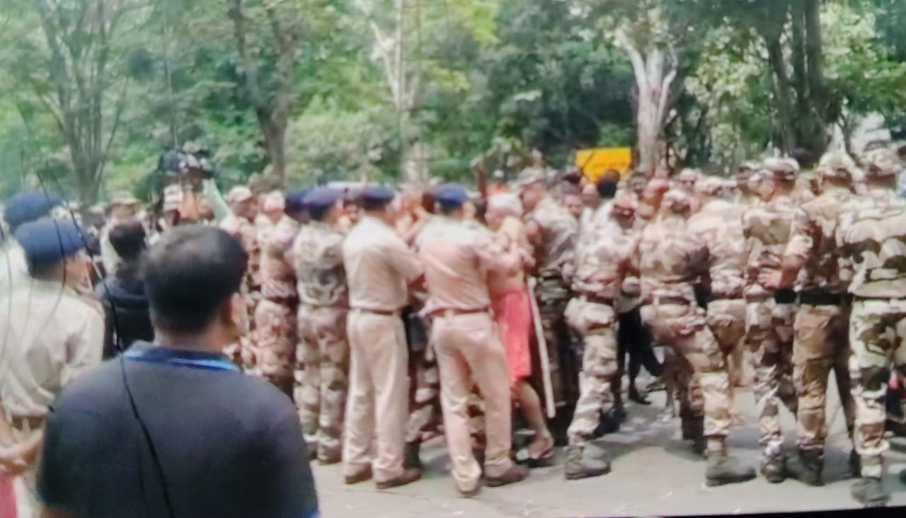एचईसी मुख्यालय के समक्ष कर्मी और जवान एचईसी मुख्यालय के समक्ष कर्मी और जवान
