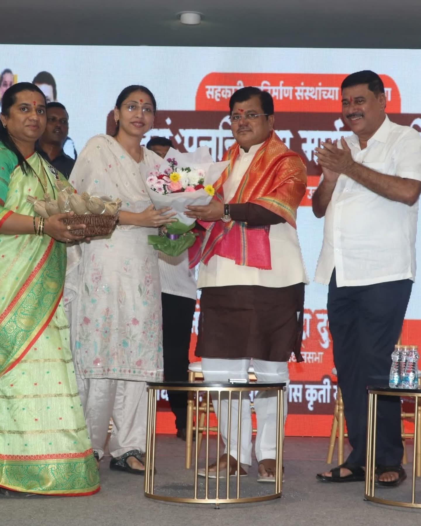 मंच पर उपस्थित अतिथि। मंच पर उपस्थित अतिथि।