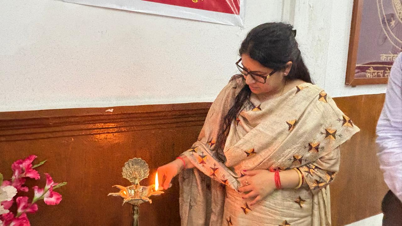 दीप प्रज्ज्वलित कर कार्यक्रम का शुरुआत करती जिलाधिकारी प्रियंका निरंजन।