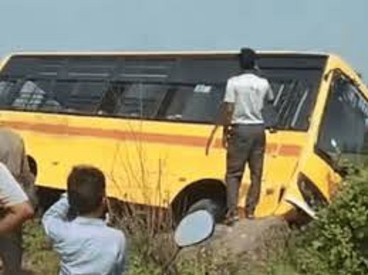 बच्चों को लेने जा रही स्कूल बस गड्ढे में गिरी बच्चों को लेने जा रही स्कूल बस गड्ढे में गिरी