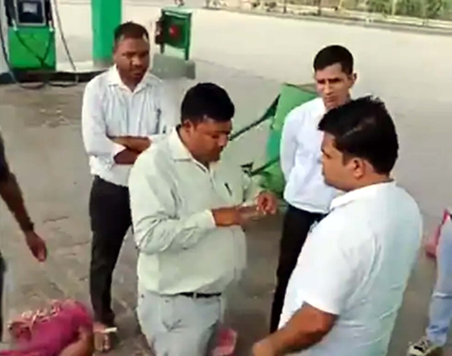 पेट्रोल पंप पर जांच करते विभाग की टीम।
