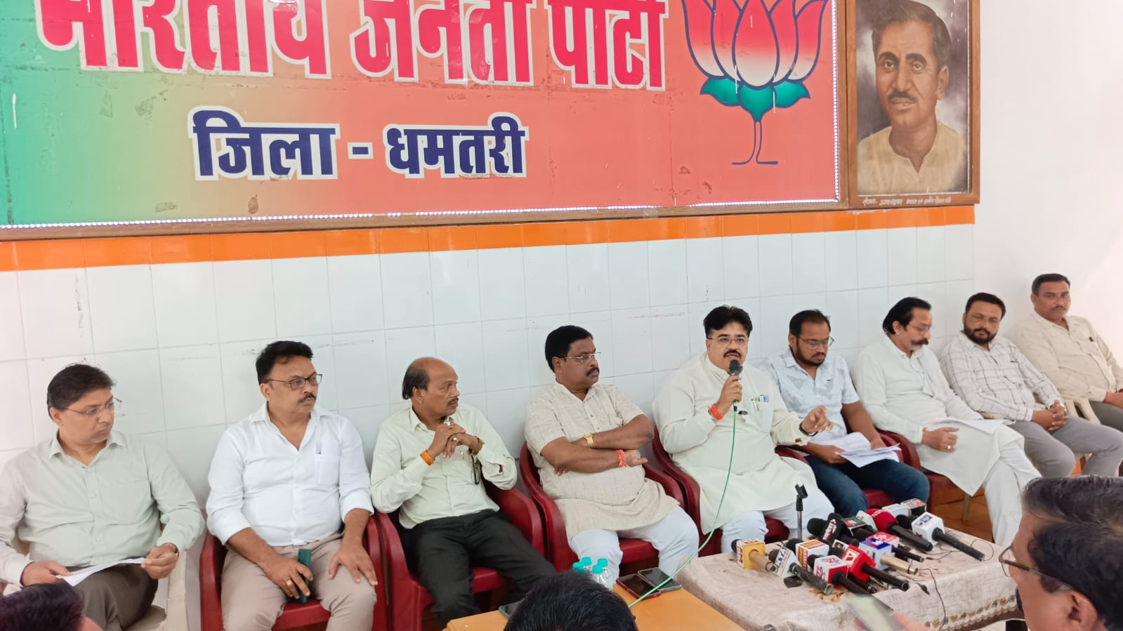 प्रेसवार्ता में जानकारी देते हुए महापौर रामू रोहरा। प्रेसवार्ता में जानकारी देते हुए महापौर रामू रोहरा।