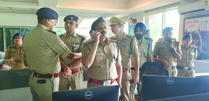 अधिकारियों को दिशा निर्देश देते हुए