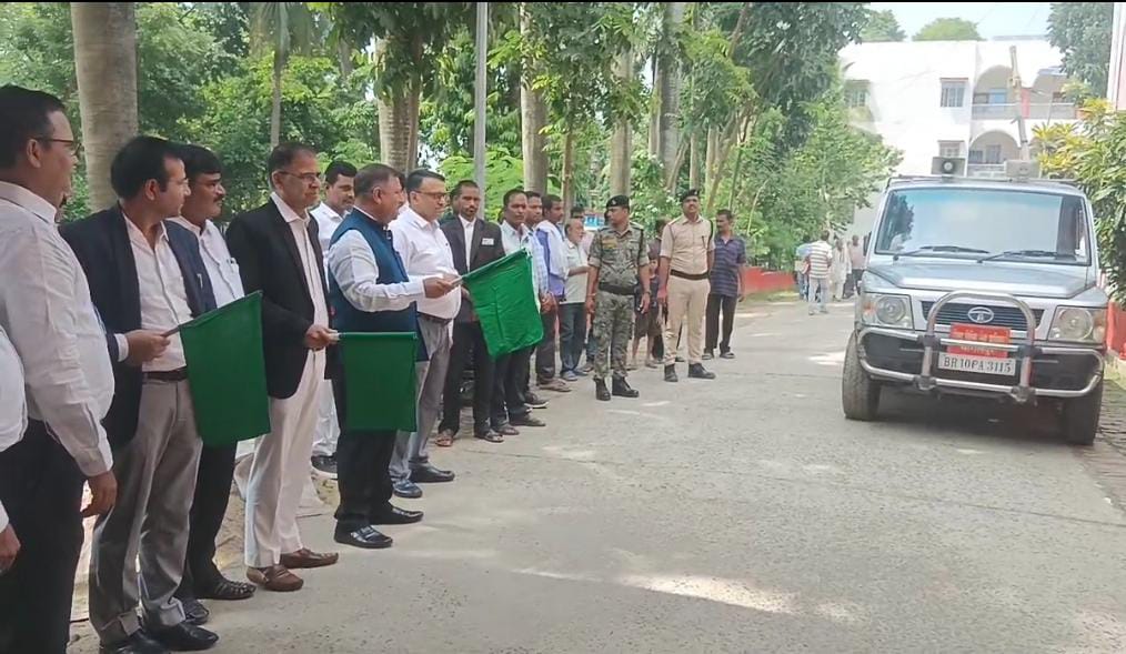 हरी झंडी दिखाते अतिथि हरी झंडी दिखाते अतिथि