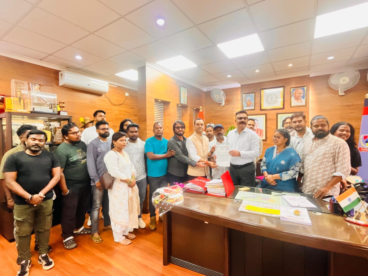 ज्ञापन सौंपते हुए सरना समिति के सदस्य ज्ञापन सौंपते हुए सरना समिति के सदस्य