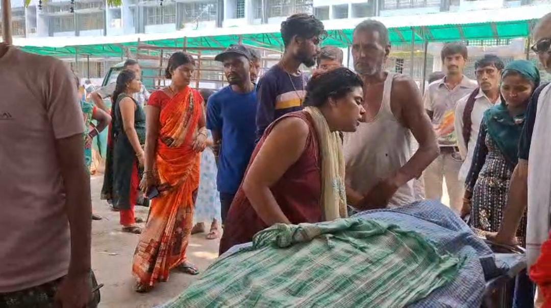 रोते बिलखते परिजन रोते बिलखते परिजन
