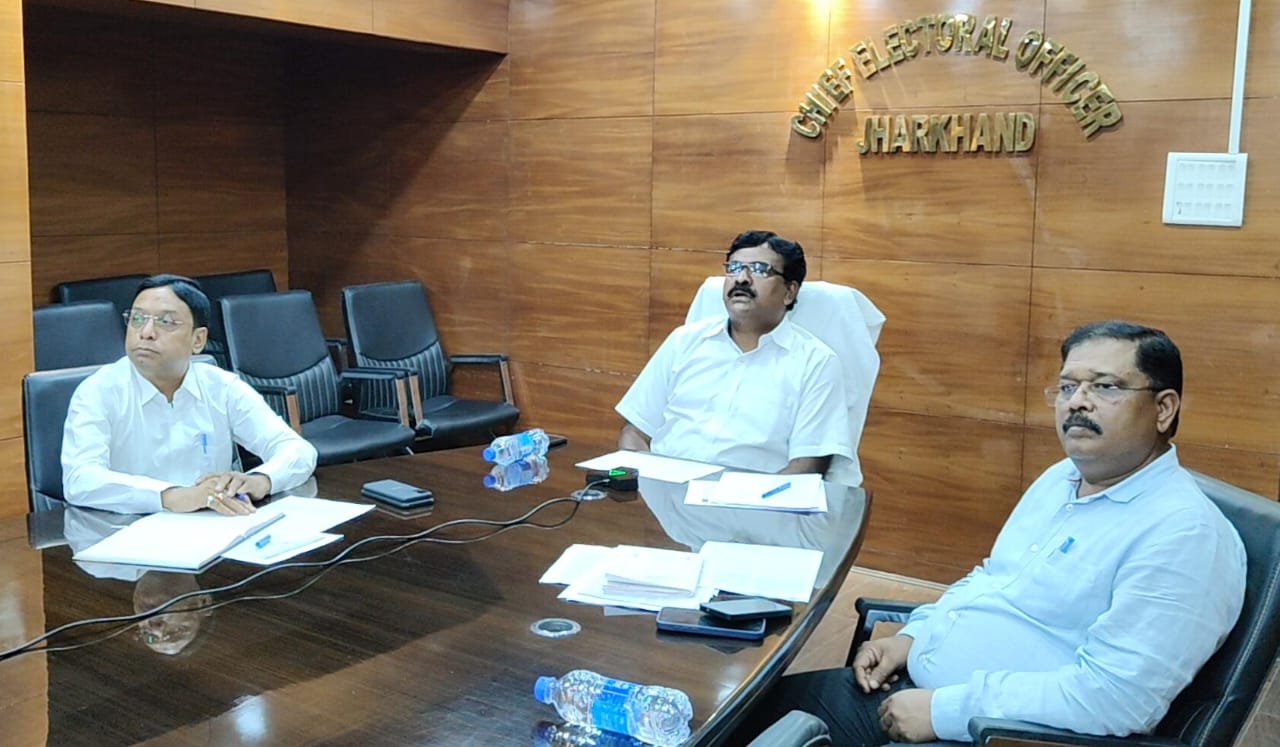 मुख्य निर्वाचन पदाधिकारी बैठक करते मुख्य निर्वाचन पदाधिकारी बैठक करते