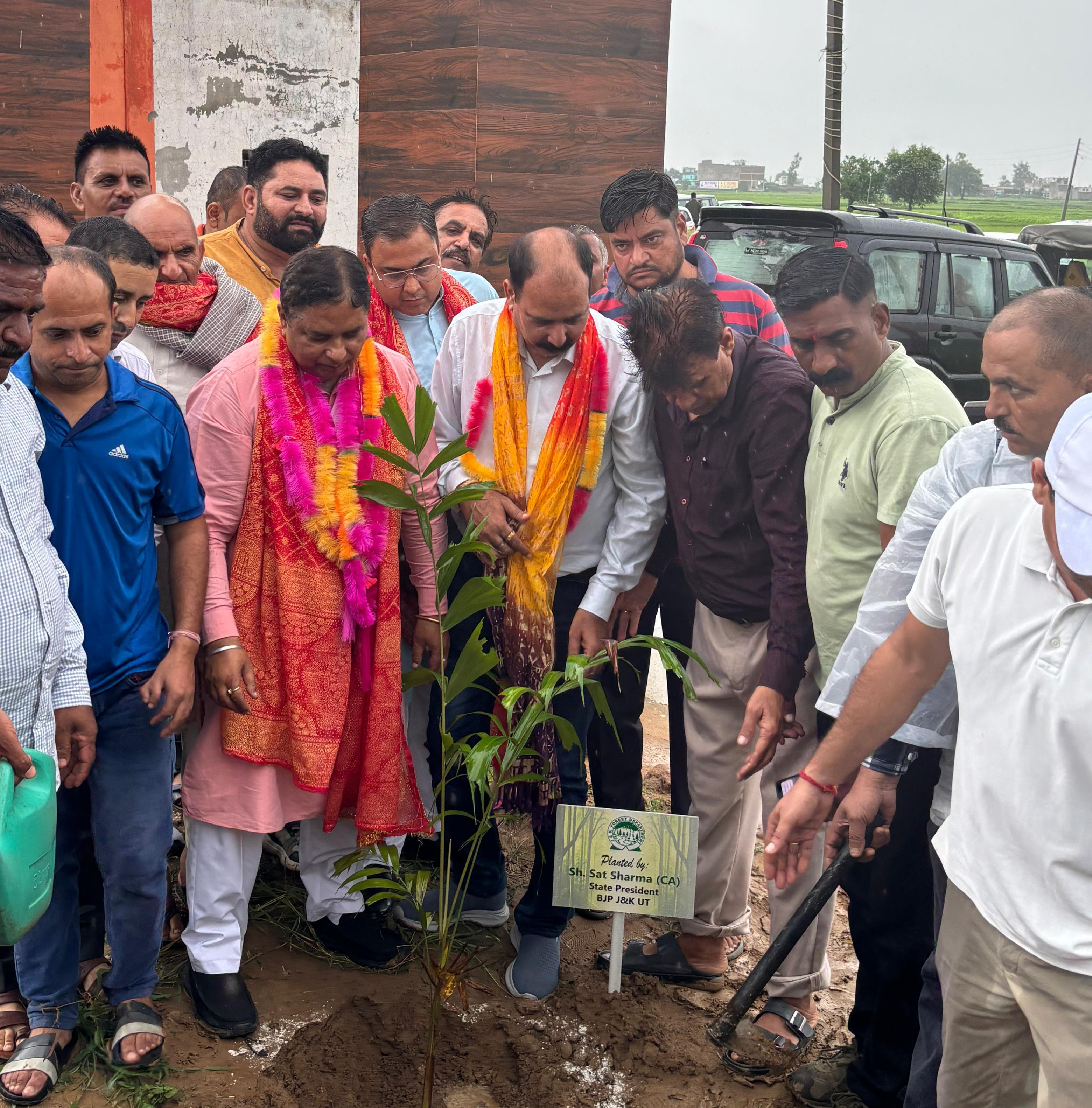 बिश्नाह में सत शर्मा और राजीव भगत द्वारा बड़े पैमाने पर वृक्षारोपण अभियान चलाया गया बिश्नाह में सत शर्मा और राजीव भगत द्वारा बड़े पैमाने पर वृक्षारोपण अभियान चलाया गया