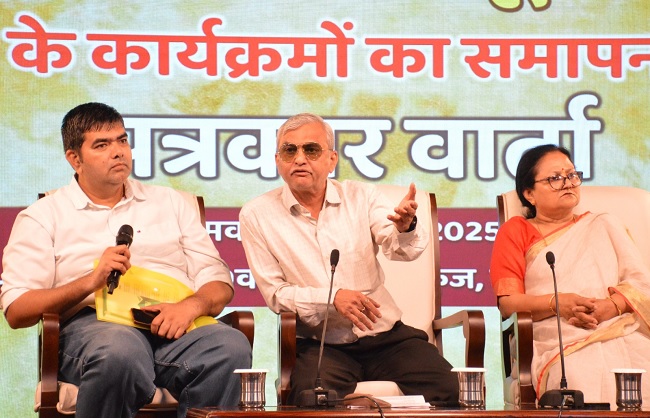 प्रेस कांफेंस को संबोधित करते हुए बीएमएस के अखिल भारतीय अध्यक्ष हिरन्मय पंड्या और अन्य प्रेस कांफेंस को संबोधित करते हुए बीएमएस के अखिल भारतीय अध्यक्ष हिरन्मय पंड्या और अन्य