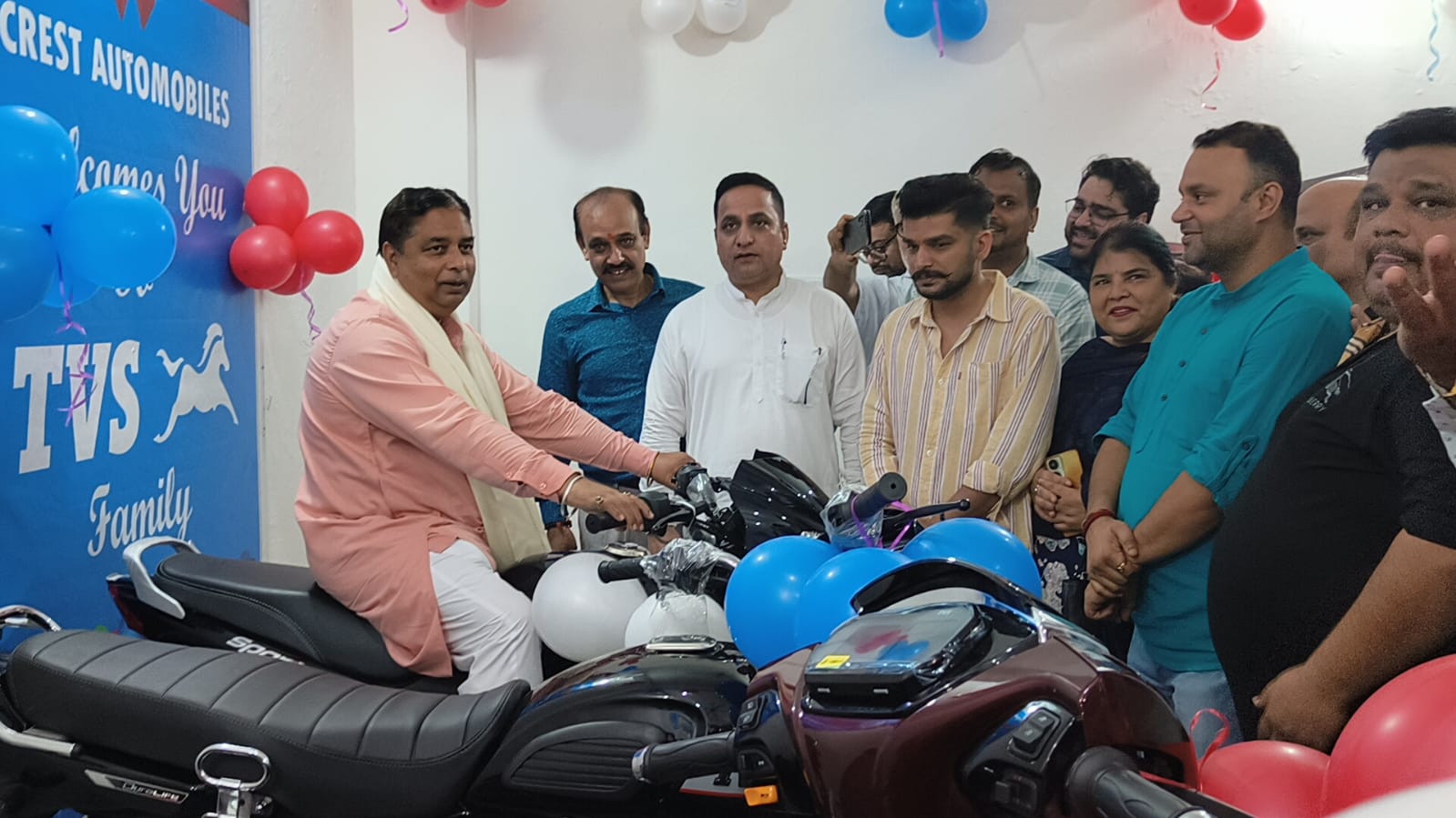 सत शर्मा ने जानीपुर में क्रेस्ट ऑटोमोबाइल्स के टीवीएस शोरूम का उद्घाटन किया