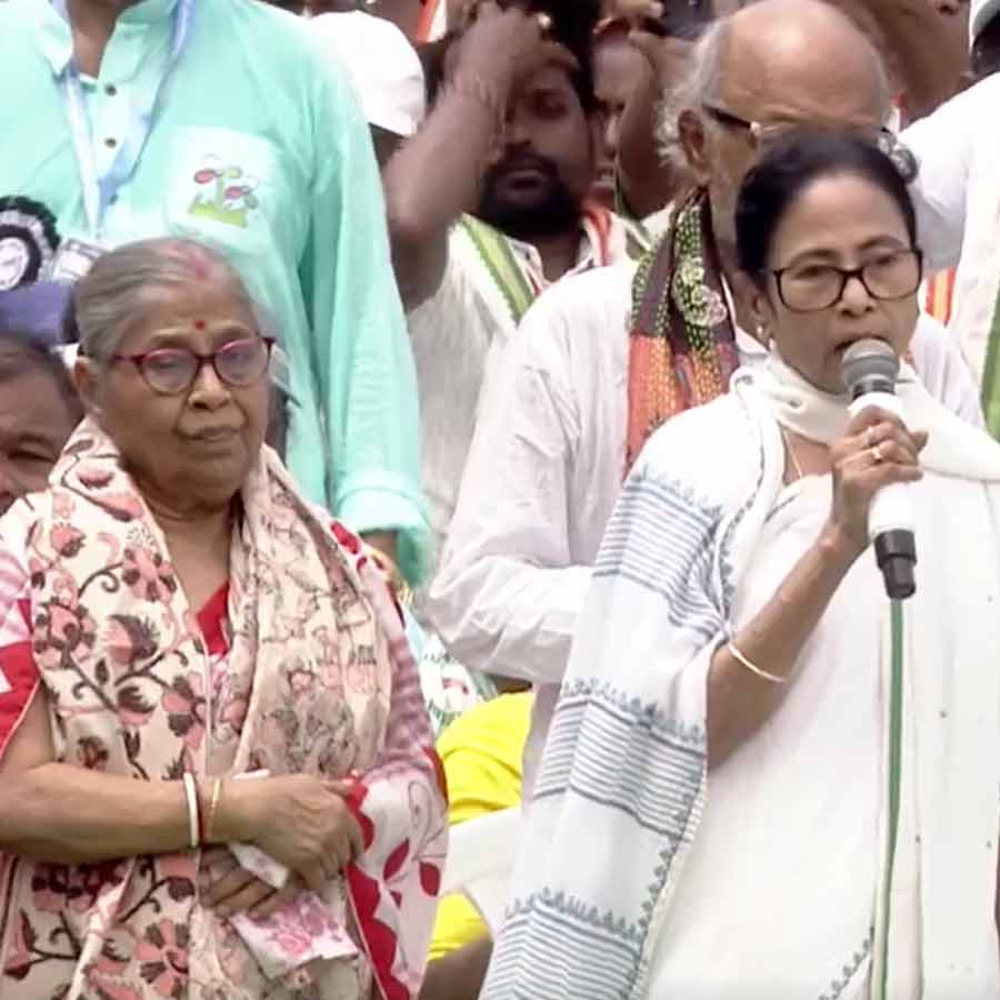 बलिदानियों के परिवार के साथ ममता बनर्जी बलिदानियों के परिवार के साथ ममता बनर्जी