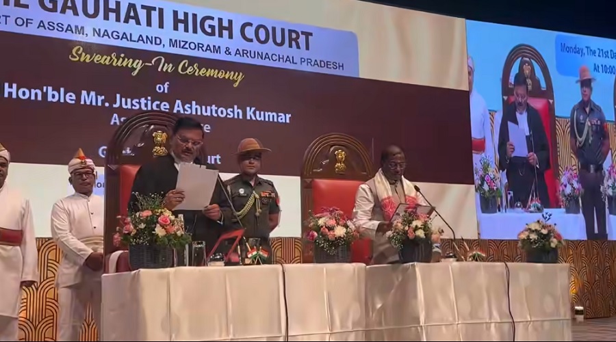 गुवाहाटी के पांजाबारी स्थित श्रीमंत शंकरदेव कलाक्षेत्र में गौहाटी उच्च न्यायालय के नये मुख्य न्यायाधीश न्यायमूर्ति आशुतोष कुमार को शपथ ग्रहण कराते राज्यपाल लक्ष्मण प्रसाद आचार्य। गुवाहाटी के पांजाबारी स्थित श्रीमंत शंकरदेव कलाक्षेत्र में गौहाटी उच्च न्यायालय के नये मुख्य न्यायाधीश न्यायमूर्ति आशुतोष कुमार को शपथ ग्रहण कराते राज्यपाल लक्ष्मण प्रसाद आचार्य।