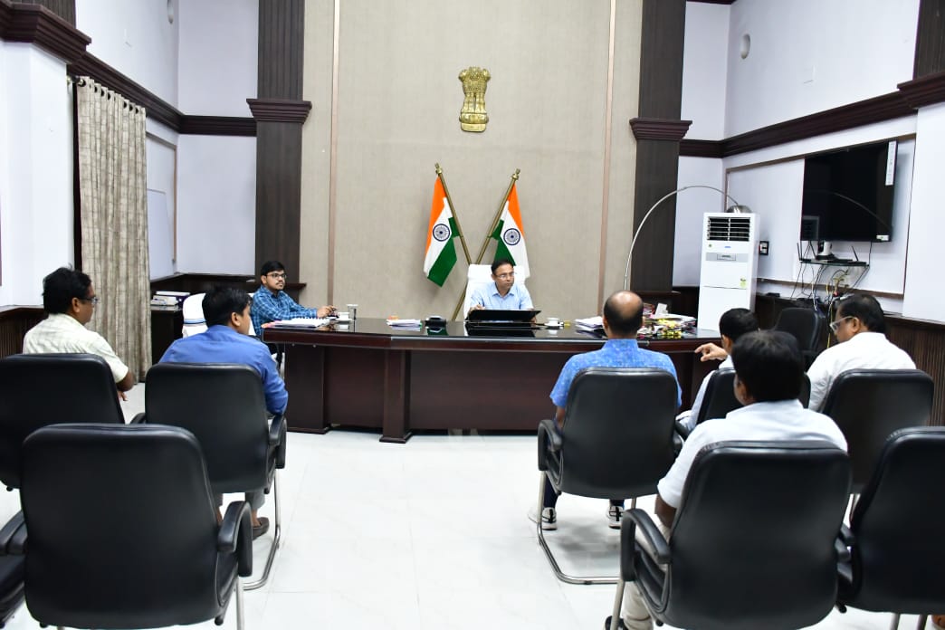 बैठक करते जिलाधिकारी बैठक करते जिलाधिकारी