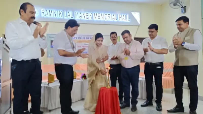 उद्घाटन करते अतिथि उद्घाटन करते अतिथि