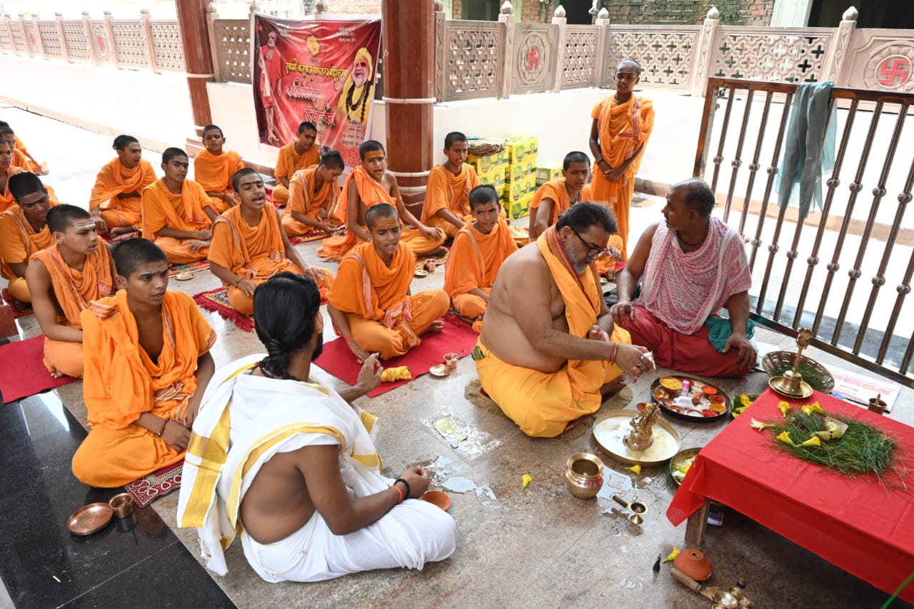 करपात्र प्राकट्योत्सव एक लाख किशमिस से  गणपति लक्षार्चन