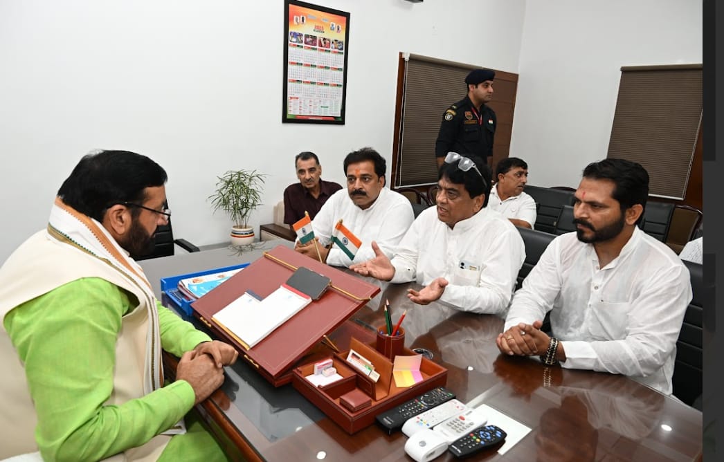 पारस कुकड़ेजा मामले में मुख्यमंत्री नायब सिंह सैनी से मुलाकात करते हुए पंजाबी समाज का प्रतिनिधिमंडल।