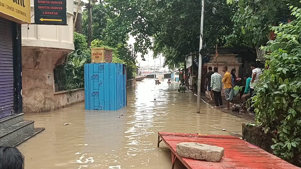 गंगा में बाढ़ का नजारा गंगा में बाढ़ का नजारा