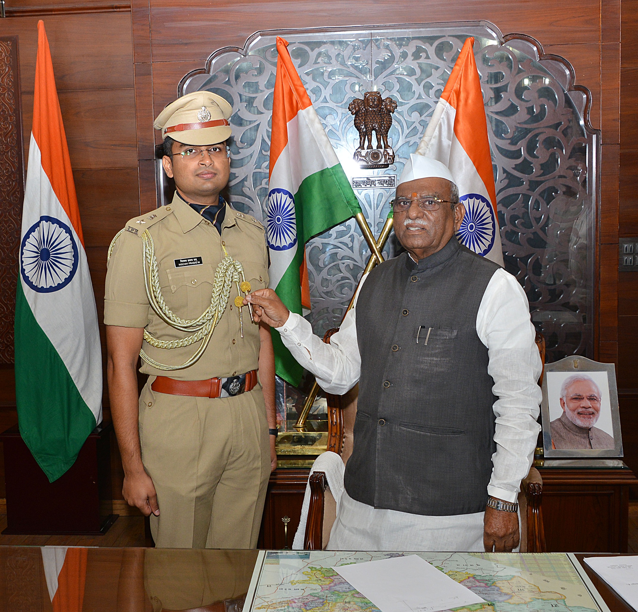भारतीय पुलिस सेवा के अधिकारी निश्चय प्रसाद ने राज्यपाल के परिसहाय का पदभार संभाला भारतीय पुलिस सेवा के अधिकारी निश्चय प्रसाद ने राज्यपाल के परिसहाय का पदभार संभाला