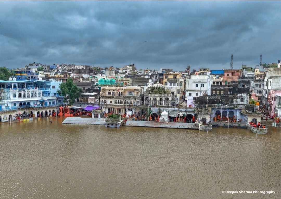 भोलेनाथ की भक्ति में डूबी तीर्थनगरी पुष्कर, सावन के दूसरे सोमवार को उमड़ा श्रद्धा का सैलाब भोलेनाथ की भक्ति में डूबी तीर्थनगरी पुष्कर, सावन के दूसरे सोमवार को उमड़ा श्रद्धा का सैलाब