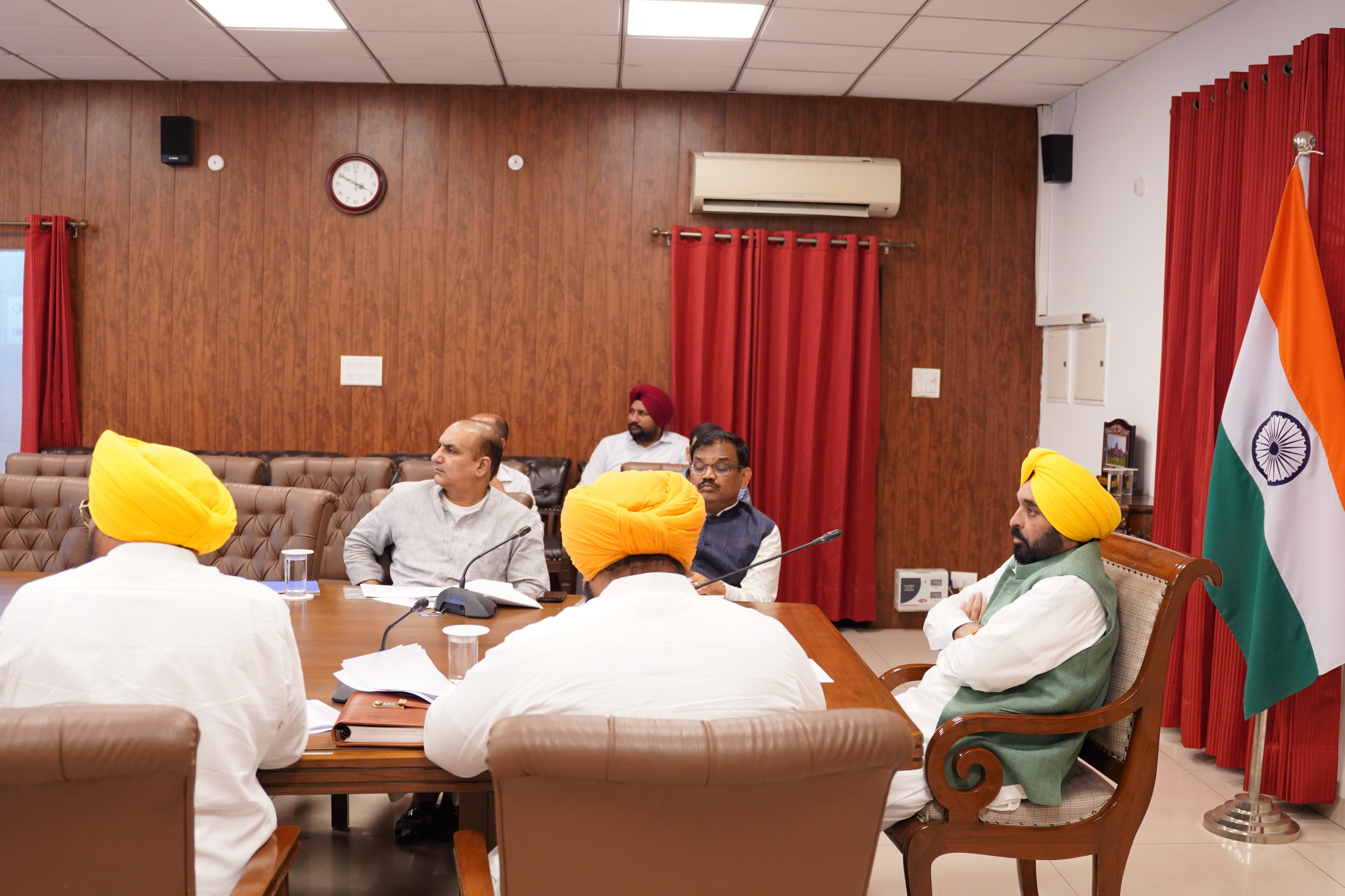 पंजाब के मुख्यमंत्री अधिकारियों की बैठक लेते हुए पंजाब के मुख्यमंत्री अधिकारियों की बैठक लेते हुए