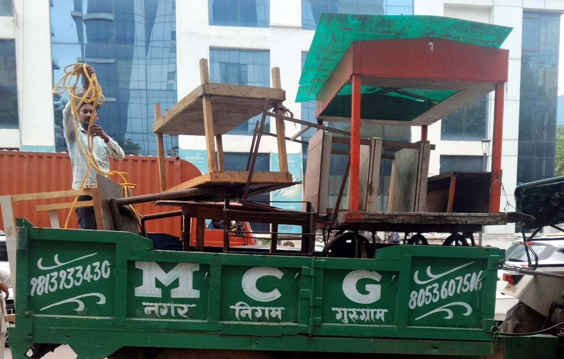 गुरुग्राम में उद्योग विहार से उठाई गई रेहडिय़ां। गुरुग्राम में उद्योग विहार से उठाई गई रेहडिय़ां।