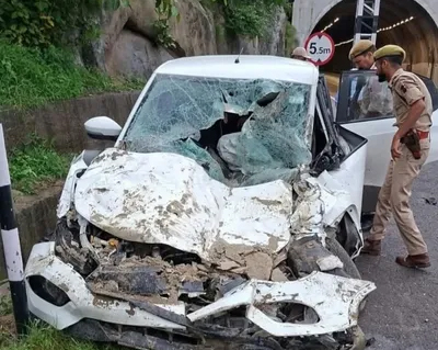 भूस्खलन की चपेट में आने से एक वाहन दुर्घटनाग्रस्त, एक परिवीक्षाधीन डीएसपी घायल भूस्खलन की चपेट में आने से एक वाहन दुर्घटनाग्रस्त, एक परिवीक्षाधीन डीएसपी घायल