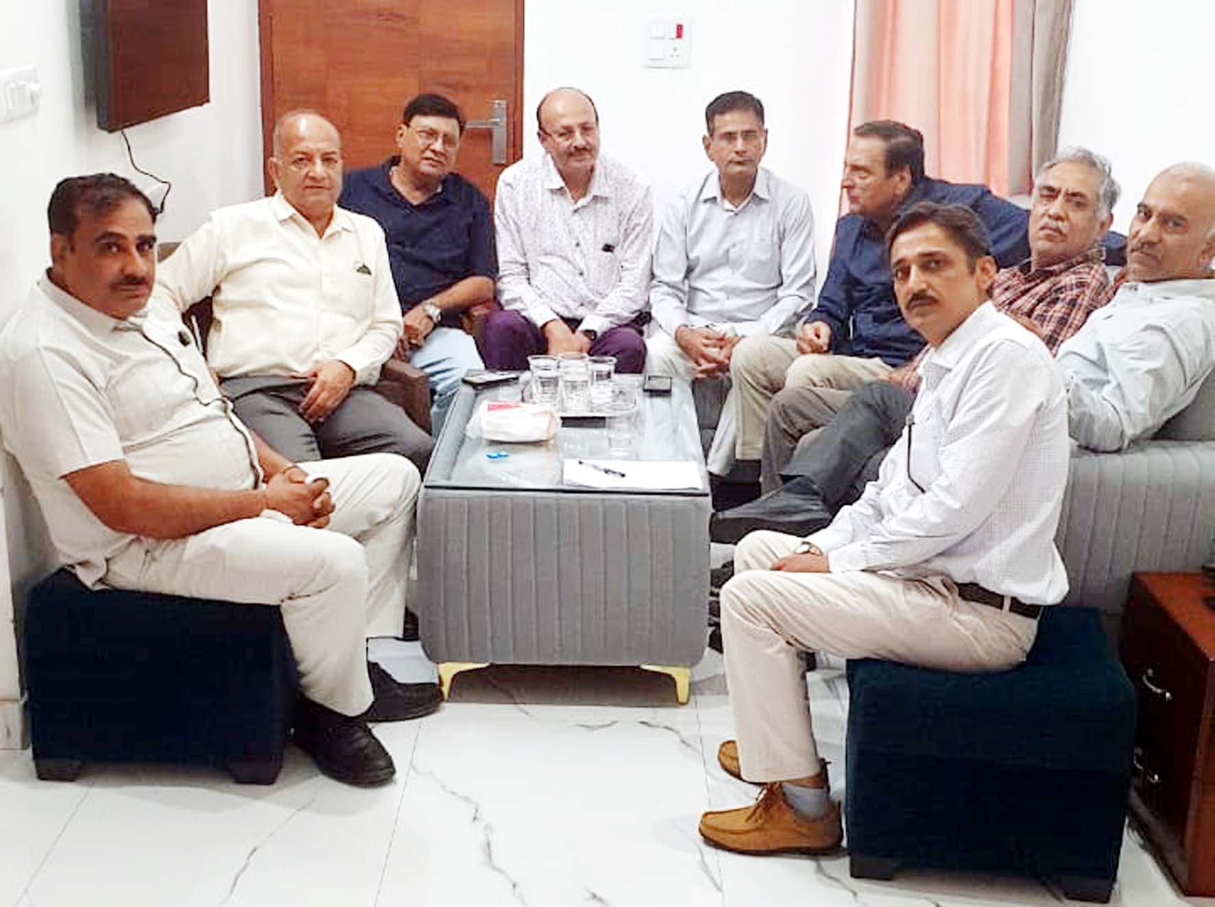 बैठक में उपस्थित राष्ट्रीय समस्त पंजाबी खत्री सभा के पदाधिकारी। बैठक में उपस्थित राष्ट्रीय समस्त पंजाबी खत्री सभा के पदाधिकारी।